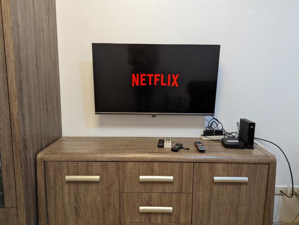 Cinema at Mplace 55 Inch Smart TV google home-music Unliwifi Cooking , Pool extra pay