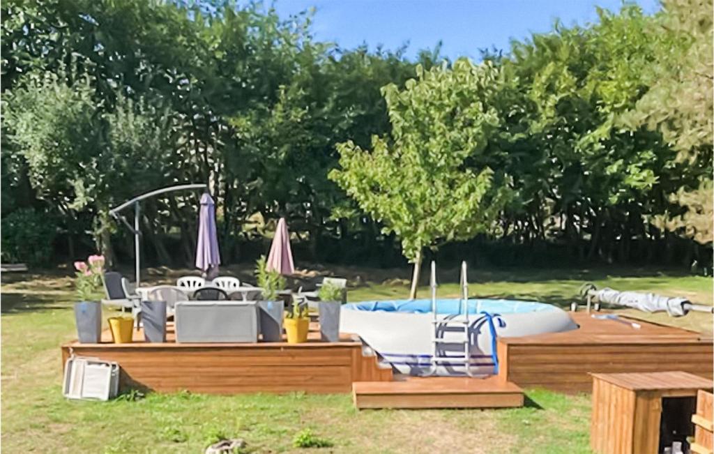 Nice Home In Baurech With Outdoor Swimming Pool, 3 Bedrooms And Wifi