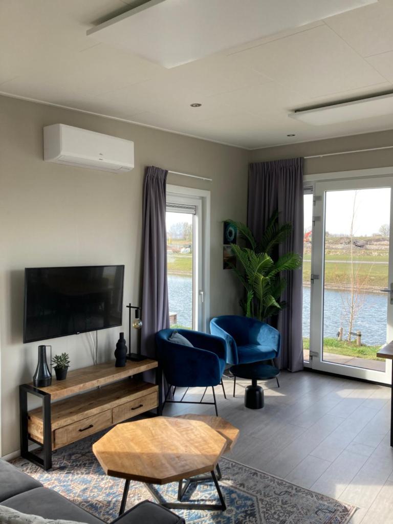 Tiny vakantiehuis aan het water met eigen steiger en airco photo 1