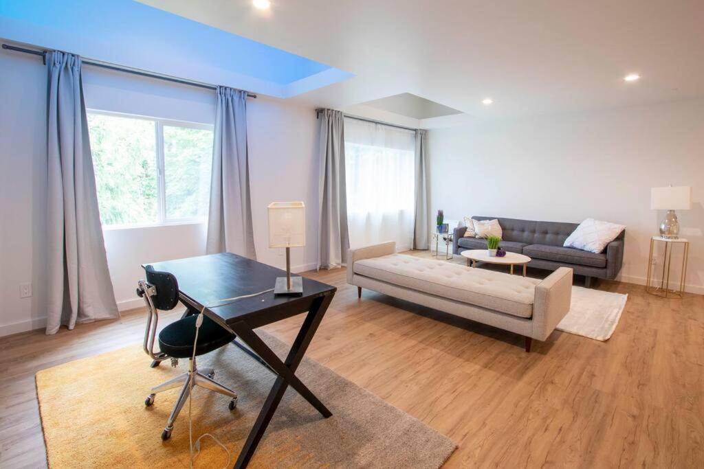 Modern Living in Kirkland photo 2