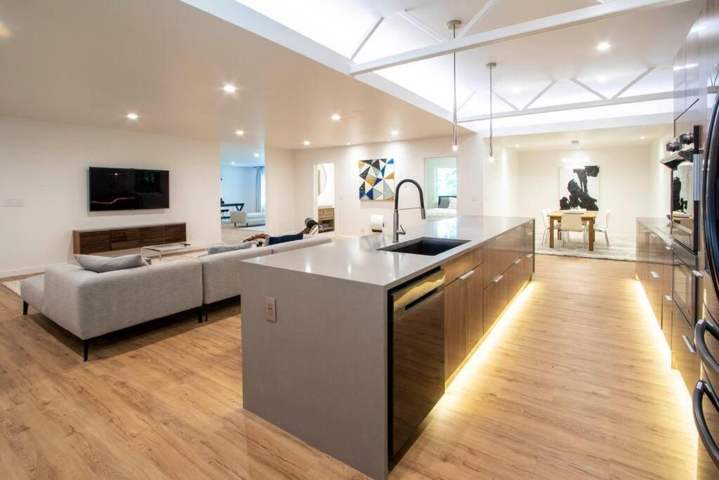 Modern Living in Kirkland photo 4