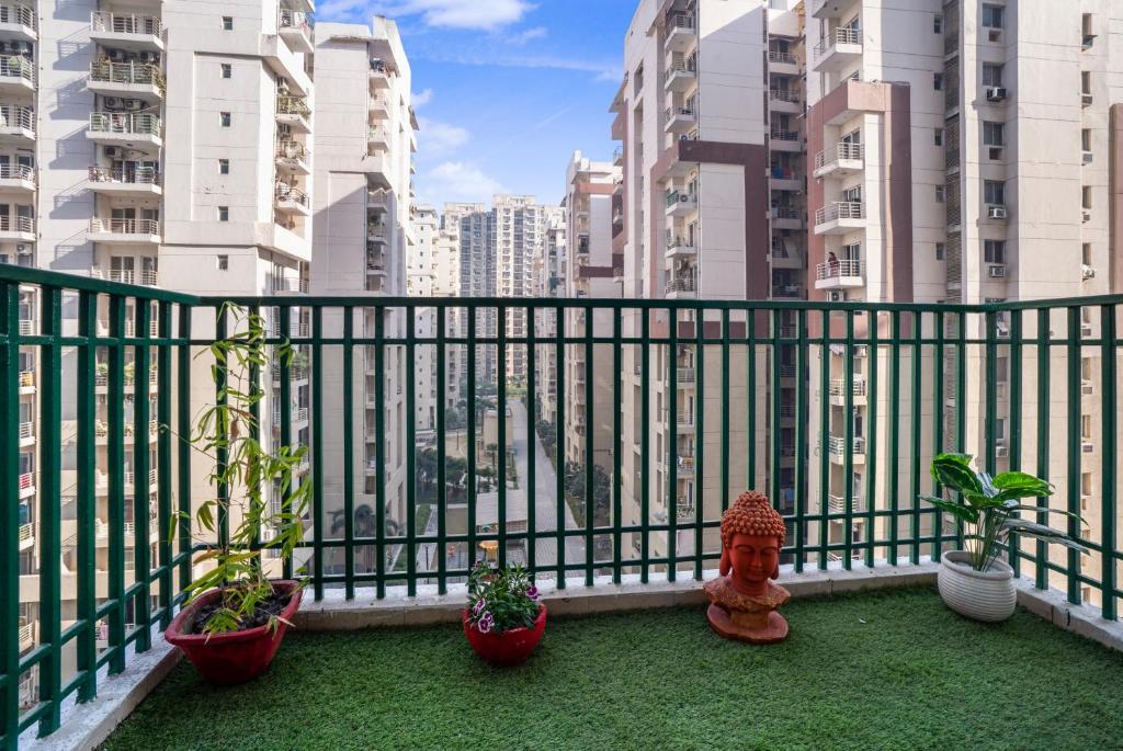 Homlee-Super Luxury 5 bhk Apartment nr NOIDA EXPO photo 3