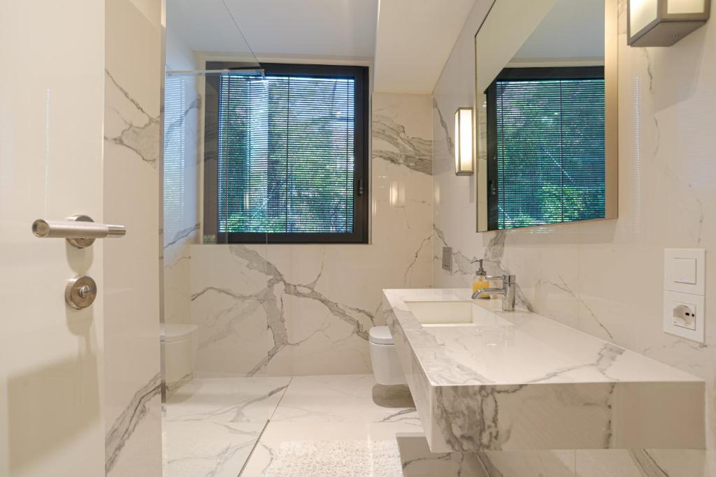 [Lakefront Apartment] Private Parking and Pool photo 4