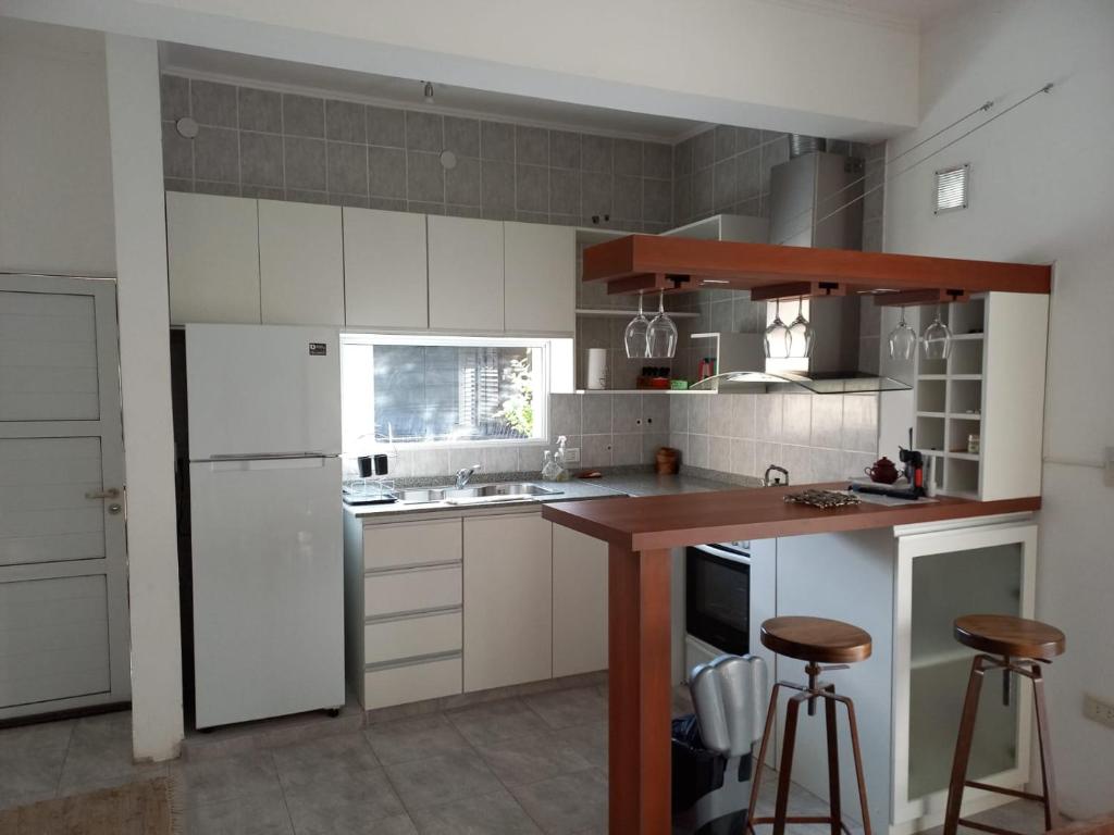 Casa con parque, parrilla y garage para vehículo. photo 4