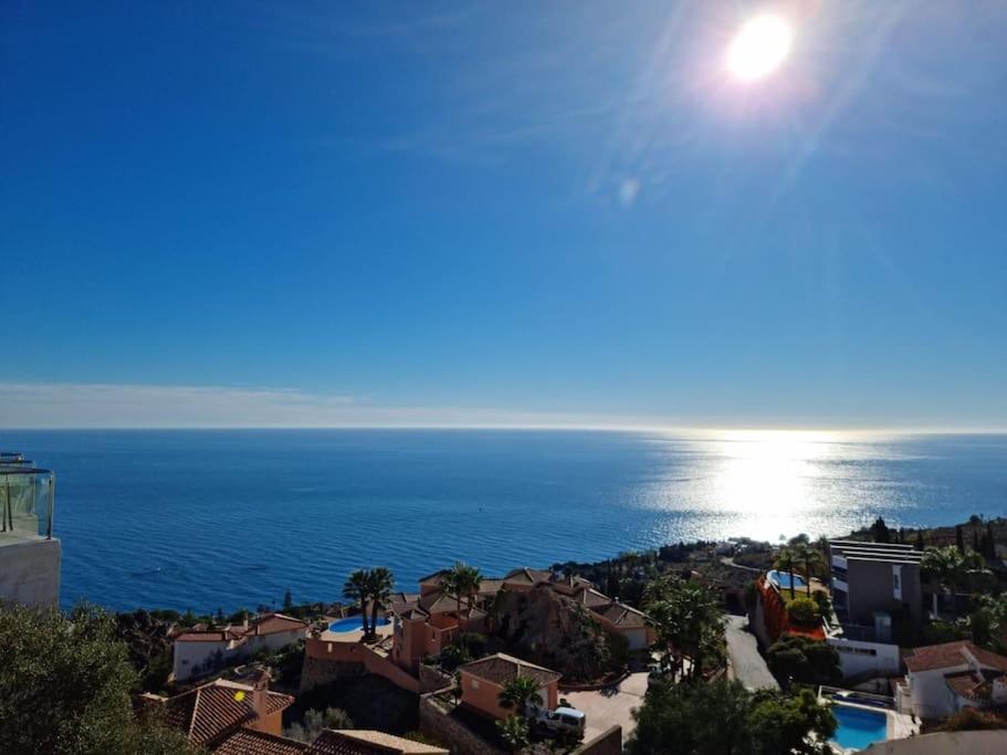 Vue magnifique mer et montagne photo 2
