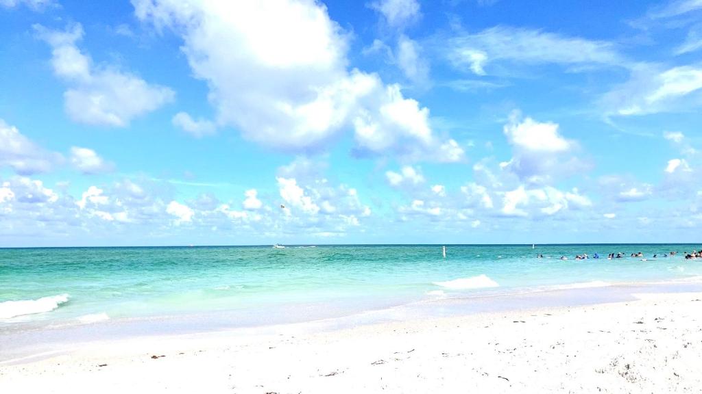 Beautiful Waterfront Home Less Than 7 mins to Beaches photo 4