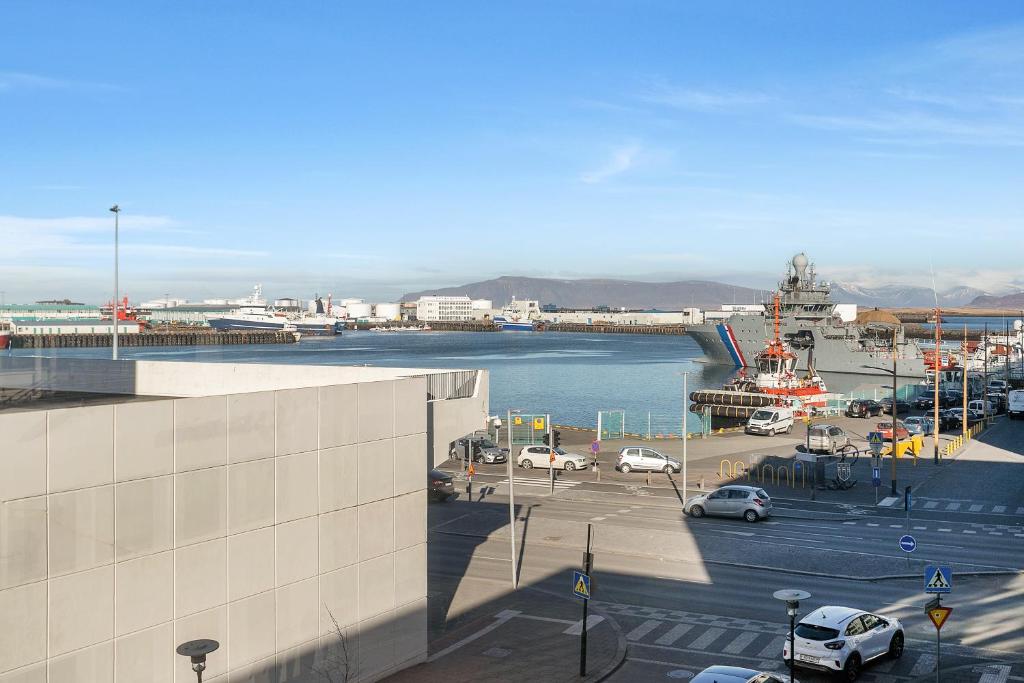 Modern Downtown Apartment - Harbour View photo 3