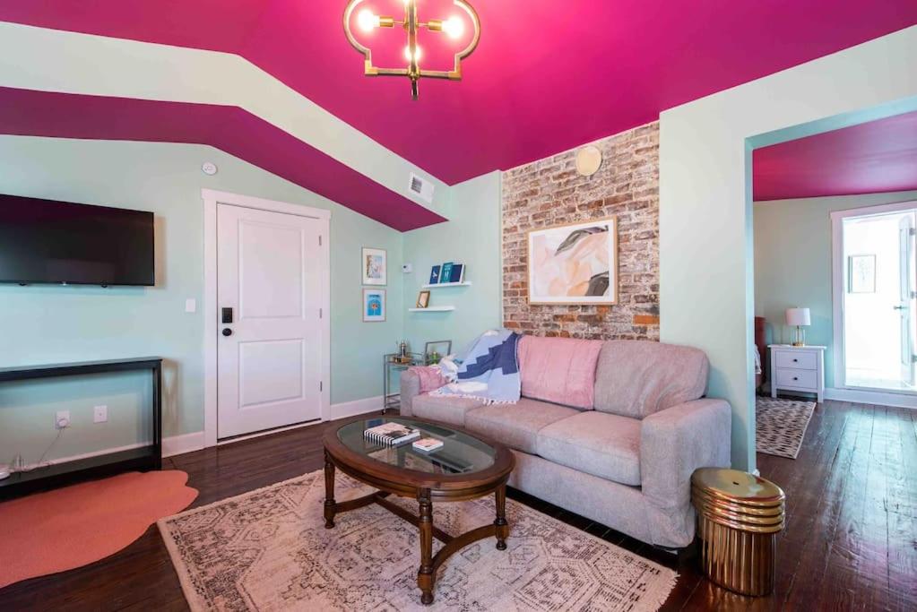 Juleps And Lilies Germantown 1 Bedroom Apartment **FREE PARKING** image