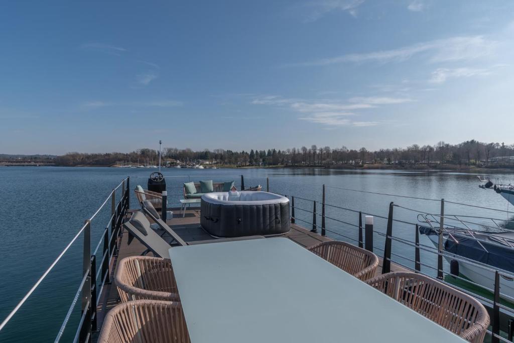 La Dolce Vita House Boat