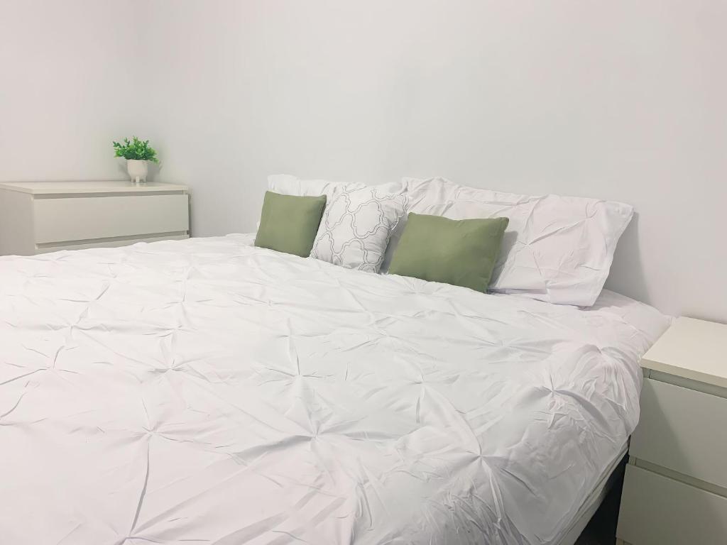 Cozy 1BR Condo w/ Insuite LDRY, Gym & Free Parking photo 3