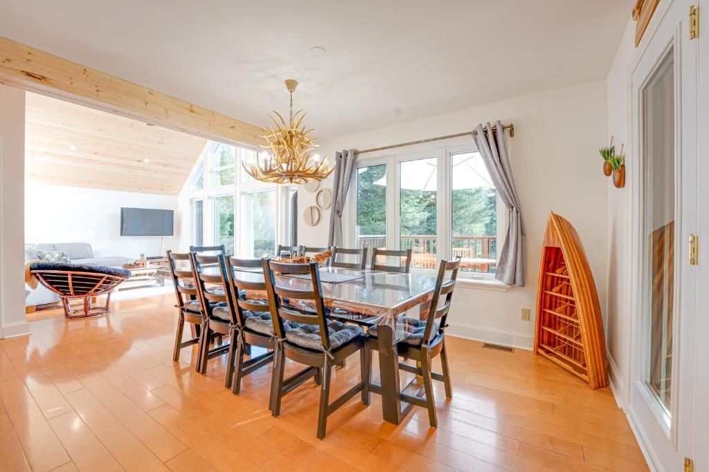 Waterfront Muskoka Cottage with Hot Tub & Game Room photo 2