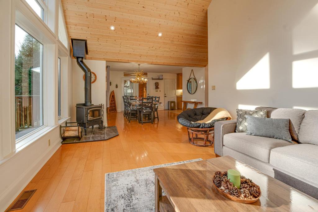 Waterfront Muskoka Cottage with Hot Tub & Game Room photo 4