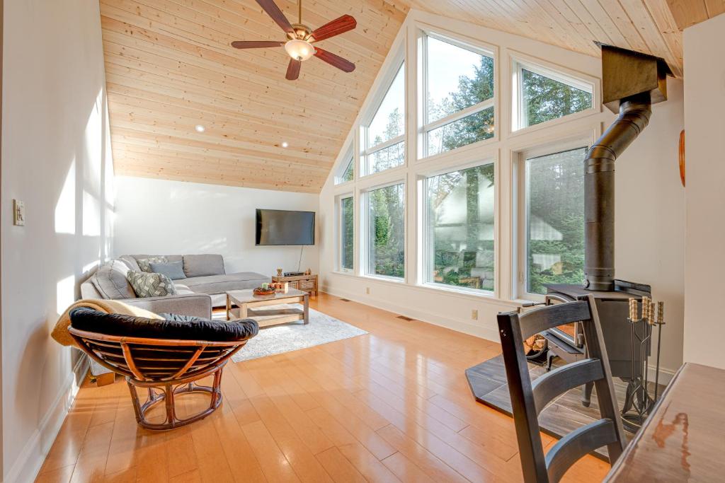 Waterfront Muskoka Cottage with Hot Tub & Game Room photo 1