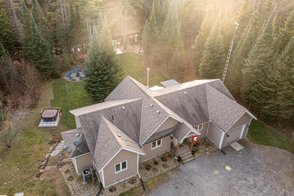 Waterfront Muskoka Cottage with Hot Tub & Game Room