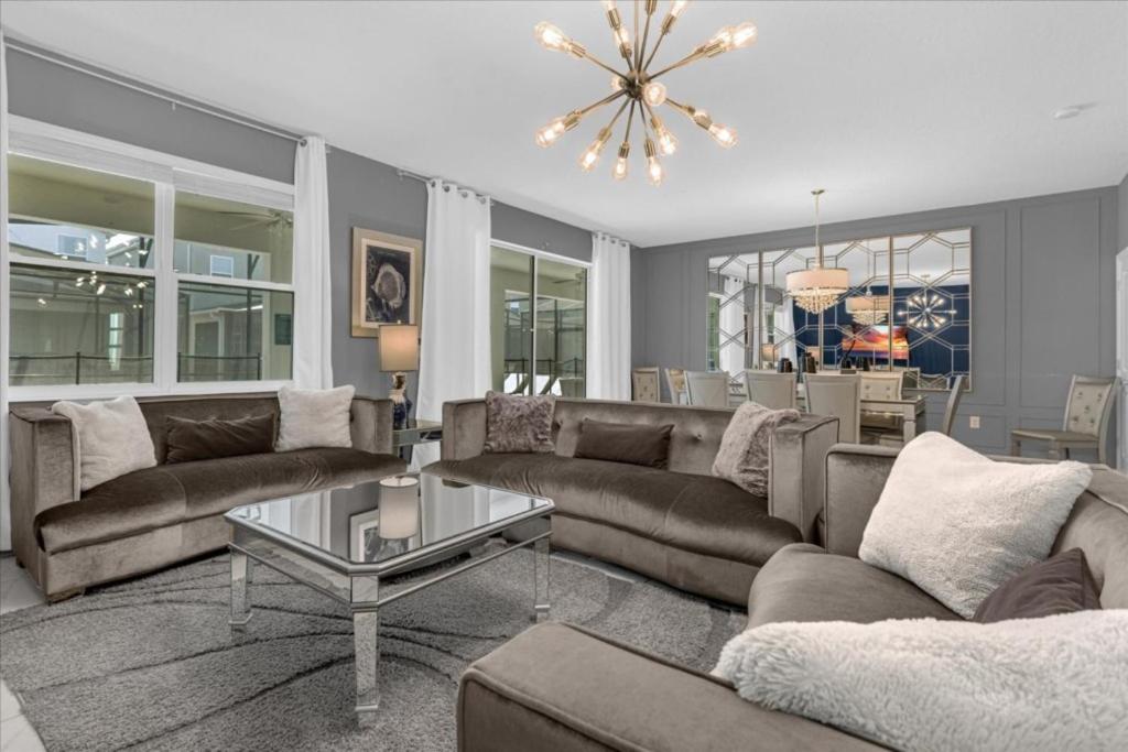 8 Bedroom- 5 Bathroom Storey Lake 2862 Bd image
