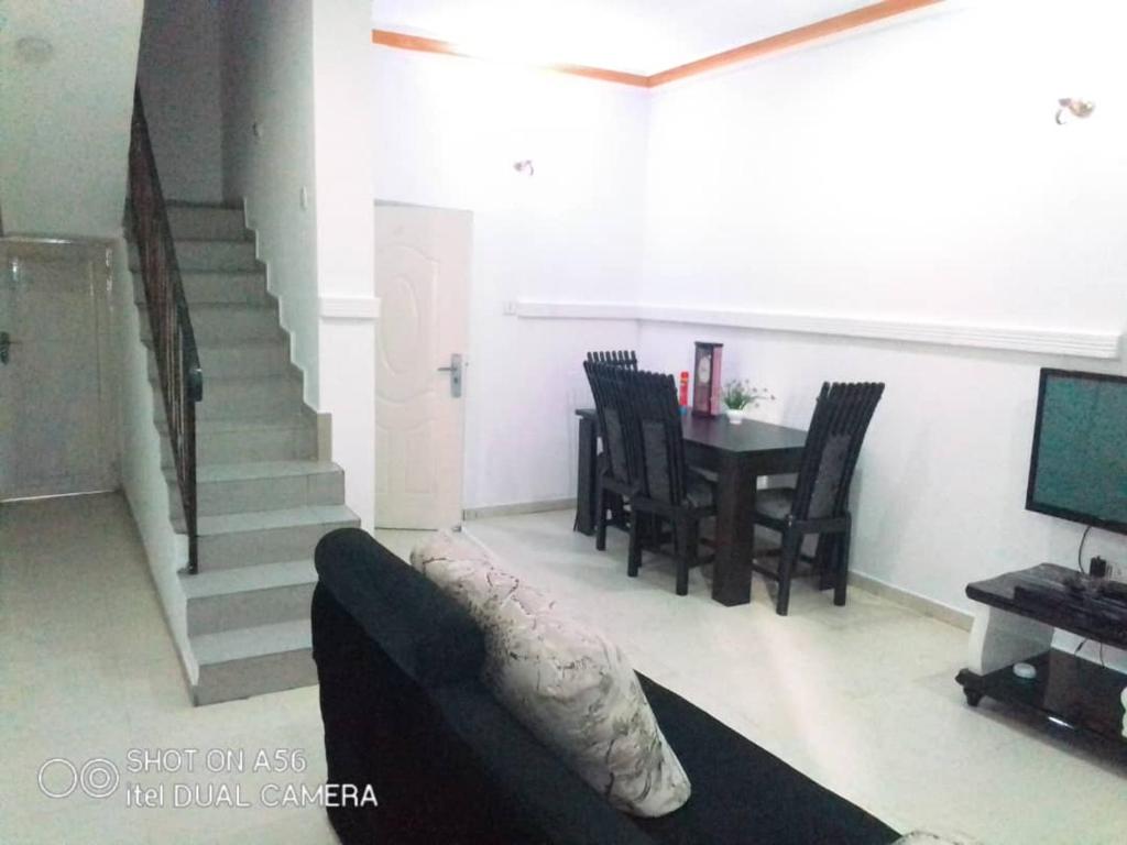 Unique 1BEDROOM Shortlet Stadium Rd with 24hrs light-FREE WIFI -N35,000 photo 2