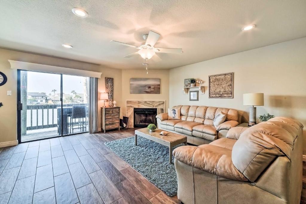 Bright and Breezy Condo, 2 Mi to Whitecap Beach! photo 4