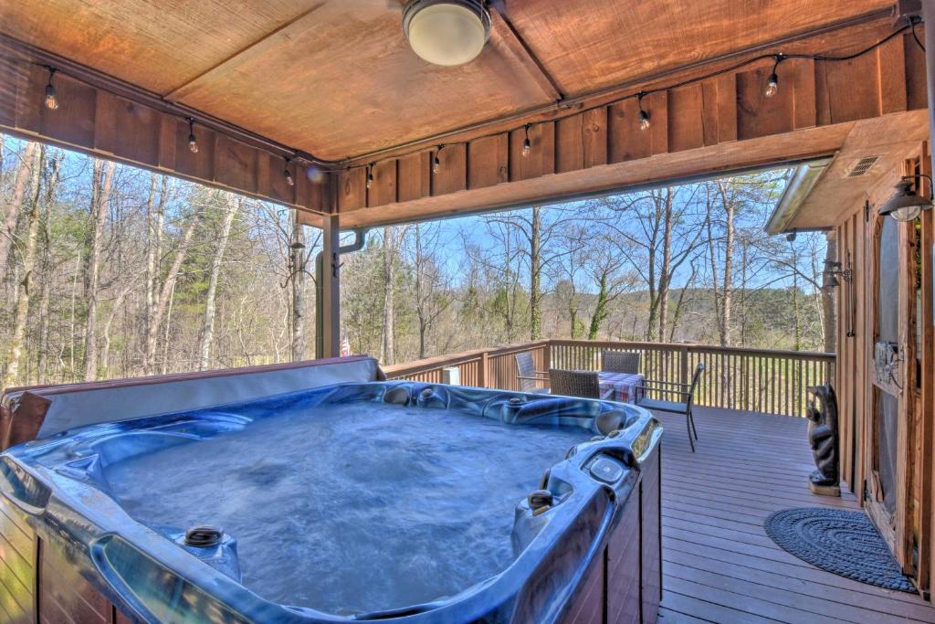 Helen Cabin with Deck and Hot Tub Less Than half Mi to Main St photo 2