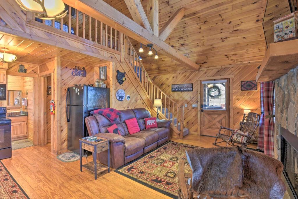 Helen Cabin with Deck and Hot Tub Less Than half Mi to Main St photo 4
