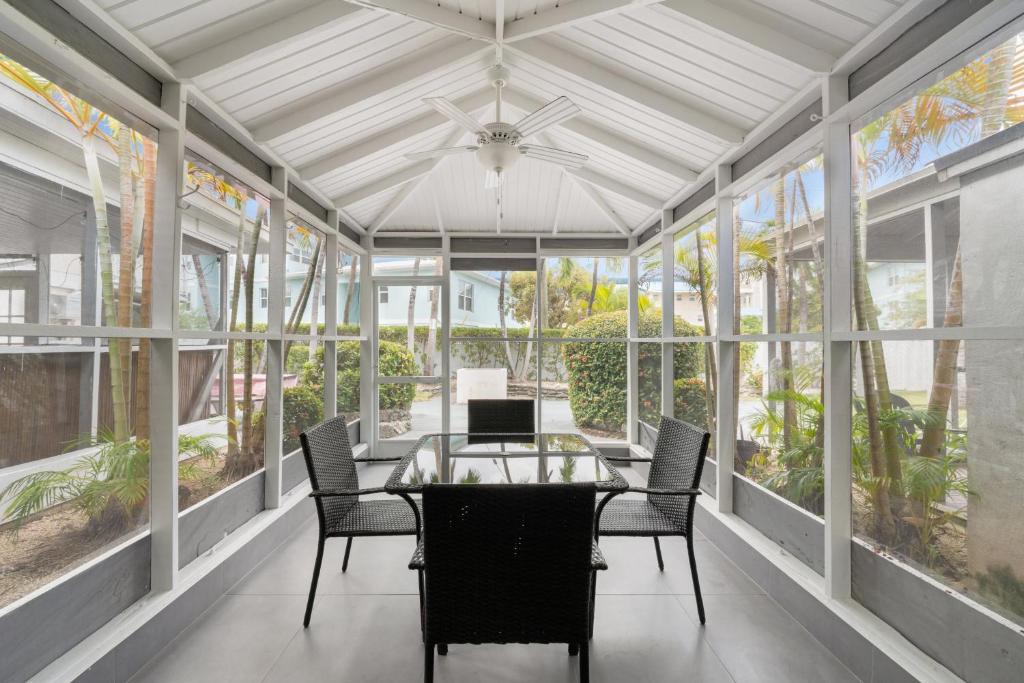 Perfectly Located in the Heart of Seven Mile Beach apts photo 1