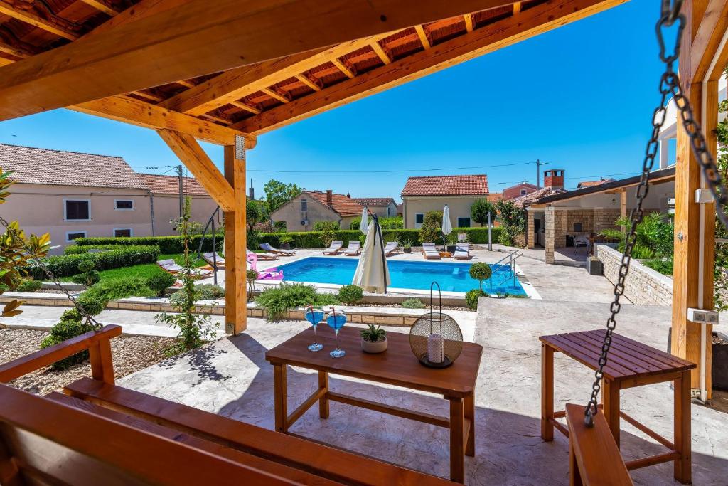Family friendly apartments with a swimming pool Sveti Filip i Jakov, Biograd - 20861 photo 4