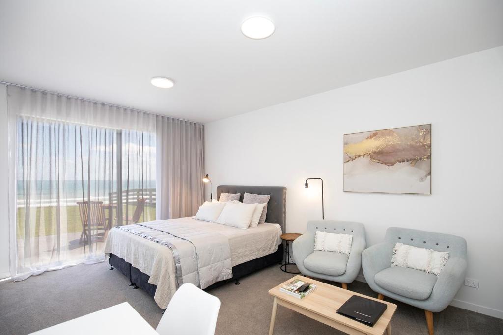 Views over Tasman, New luxury boutique studio overlooking the Tasman Sea photo 4