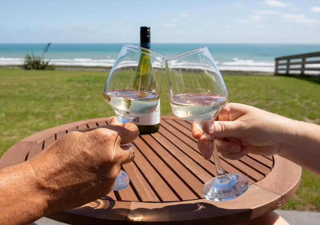 Views over Tasman, New luxury boutique studio overlooking the Tasman Sea photo 3