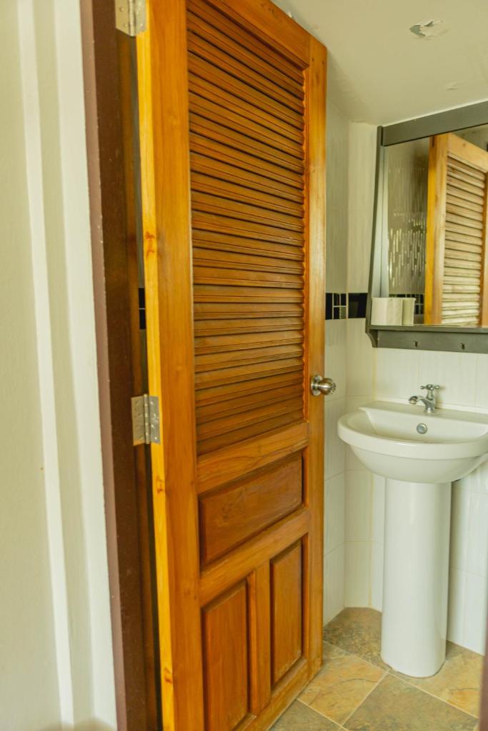 Apinya Resort Bangsarey photo 4
