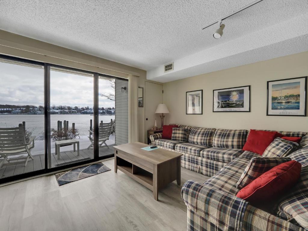 106 Edgewater Inn photo 4