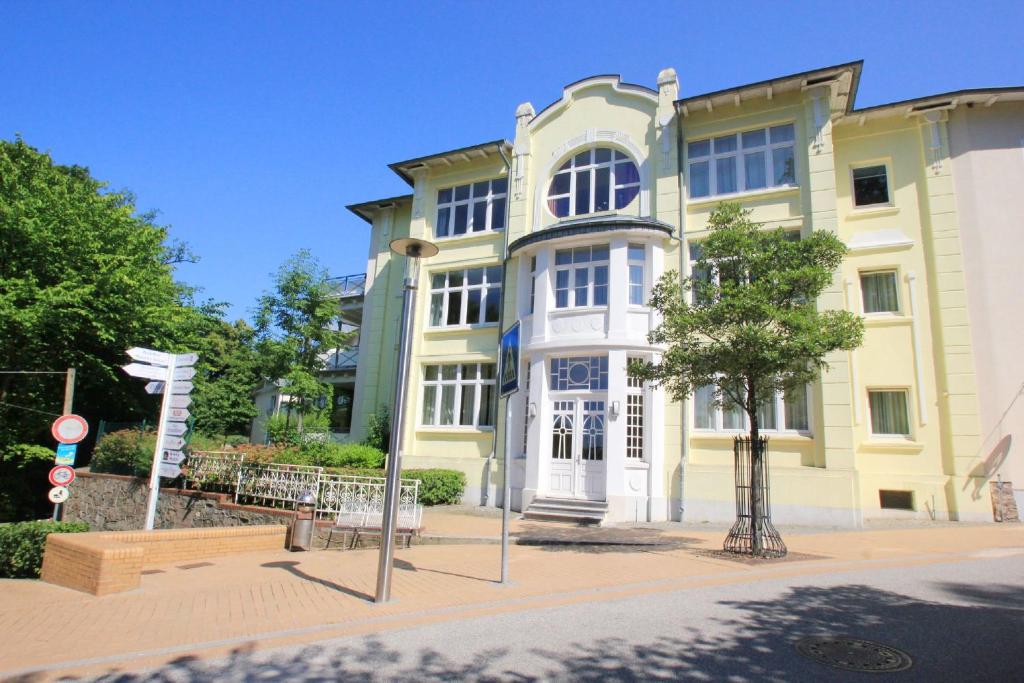 strandnah, Balkon, AHOI Erlebnisbad in Sellin gratis - Strandresidenz Brandenburg FeWo 08 photo 1