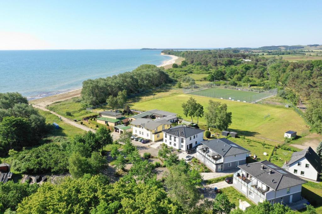 strandnahes Haus mit Meerblick, Balkon, gratis Nutzung vom AHOI Erlebnisbad und Sauna in Sellin- Villa Playa photo 1