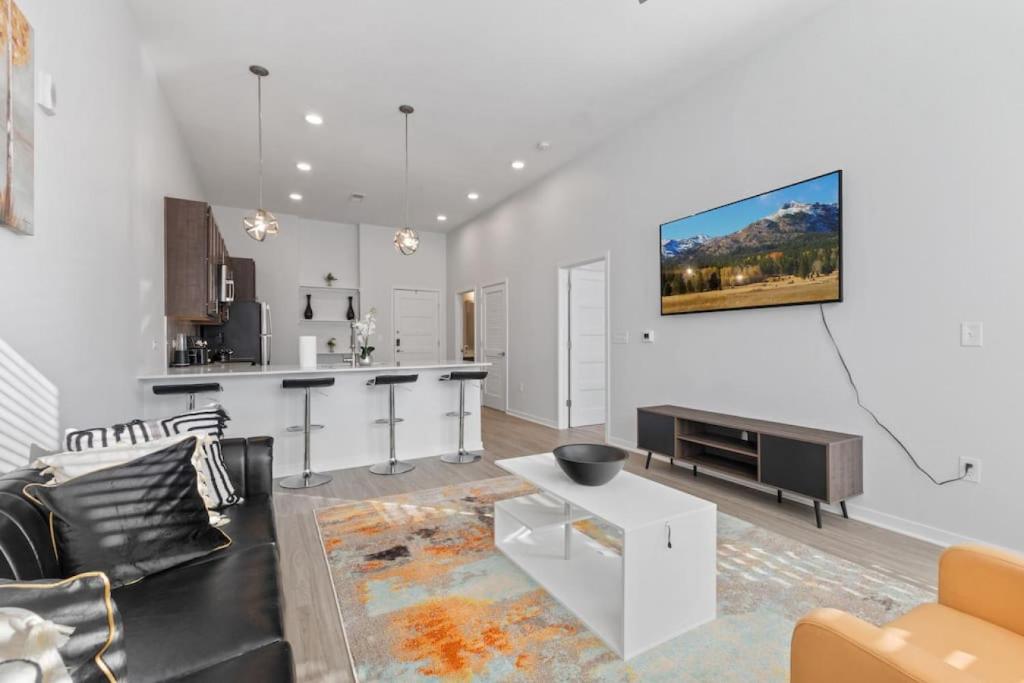 Luxurious 1-Bedroom Fishers image
