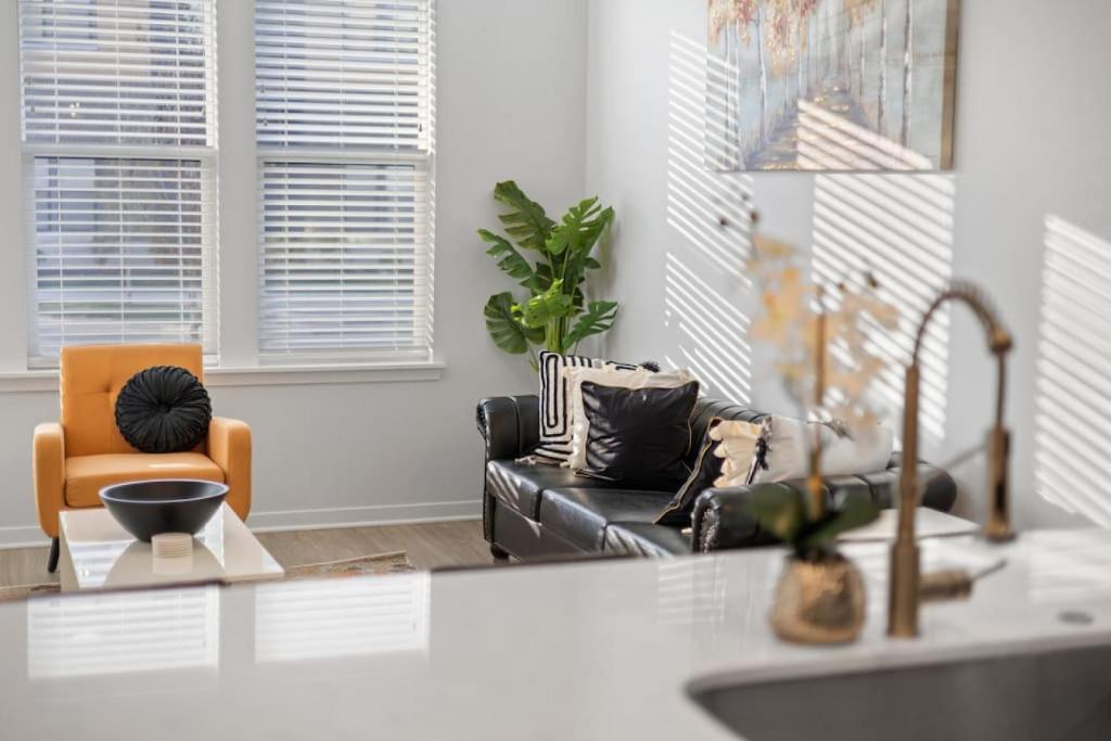 Luxurious 1-Bedroom Fishers photo 3