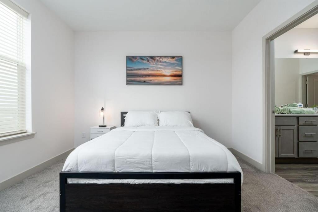 Affordable Private Bed Whitetown - Shared image
