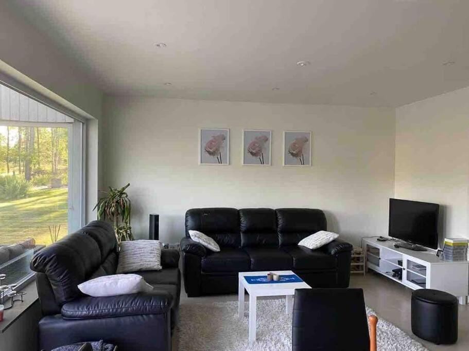 Trevlig stuga med uteplats photo 1