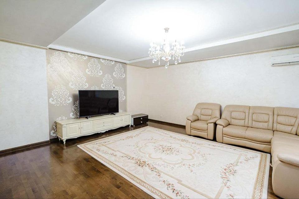 Cathedral Park and Pedestrian zone ultracentral cozy apartment in Chisinau photo 3