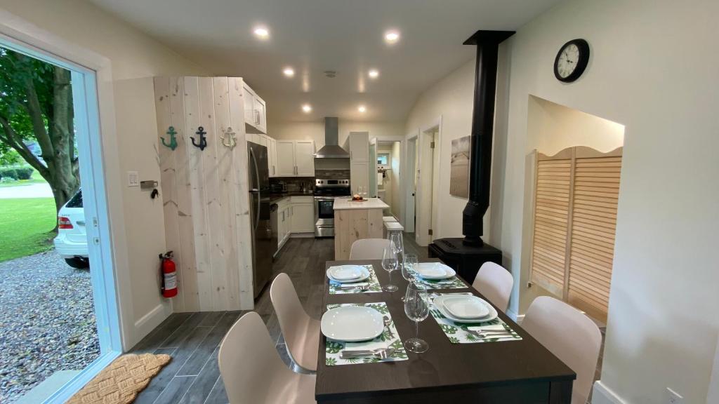 Disconnect From Reality/ River House/Hot Tub/Pet Friendly photo 4