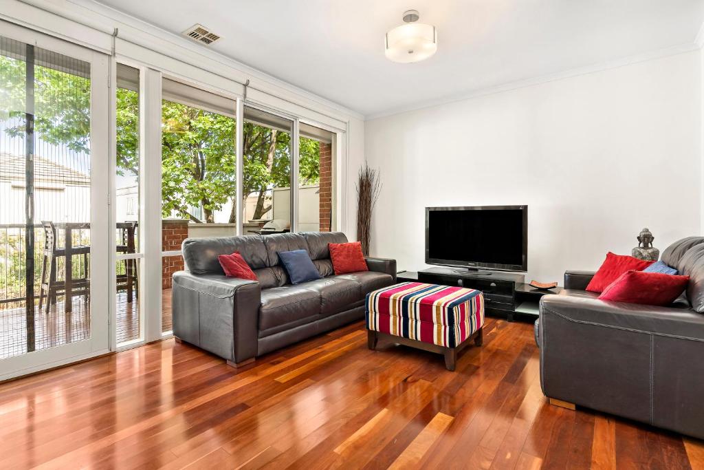 Kensington Escape - Balcony, BBQ and Parking