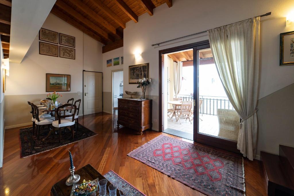 ROMANTIC LAKE VIEW HOUSE photo 1