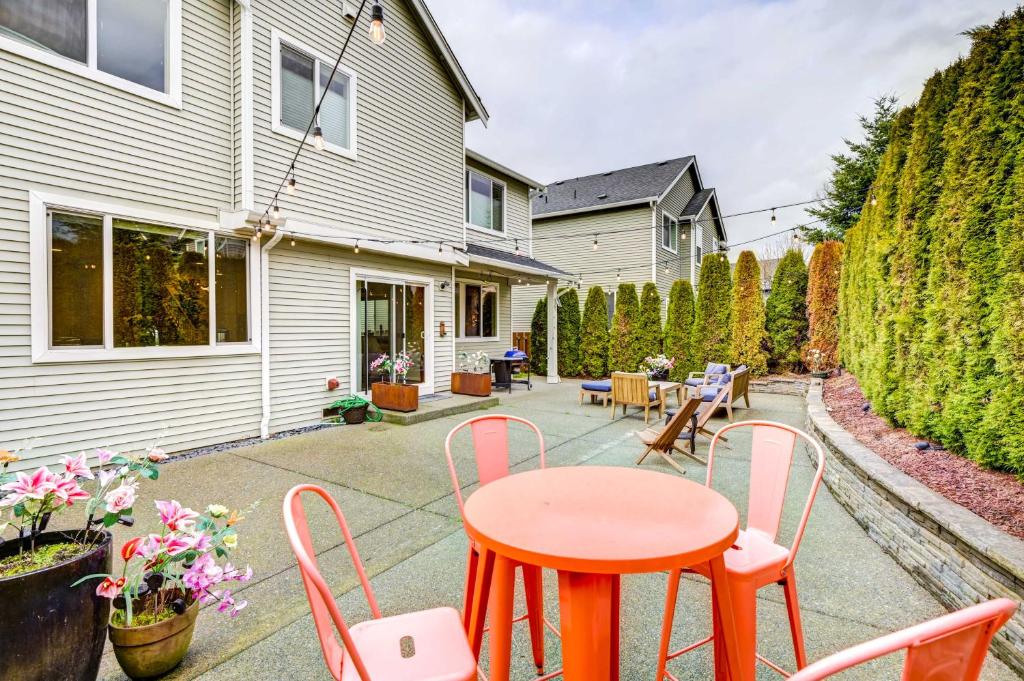 Spacious Kent Home Near SeaTac Airport with Patio photo 1