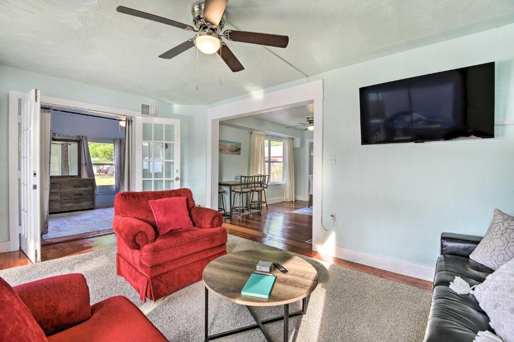 Spacious House Rental 7 Miles to Siesta Key! photo 1