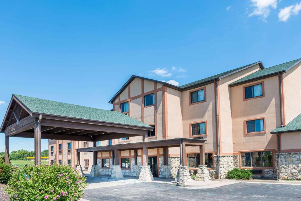 Super 8 by Wyndham Columbia East image