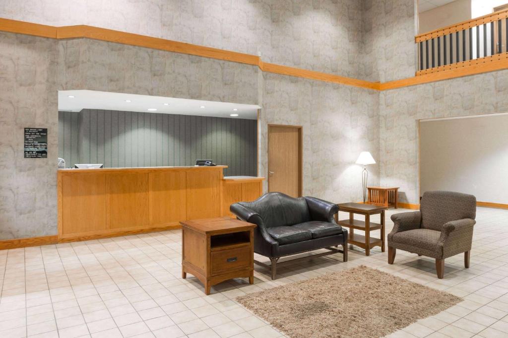 Super 8 by Wyndham Columbia East photo 1