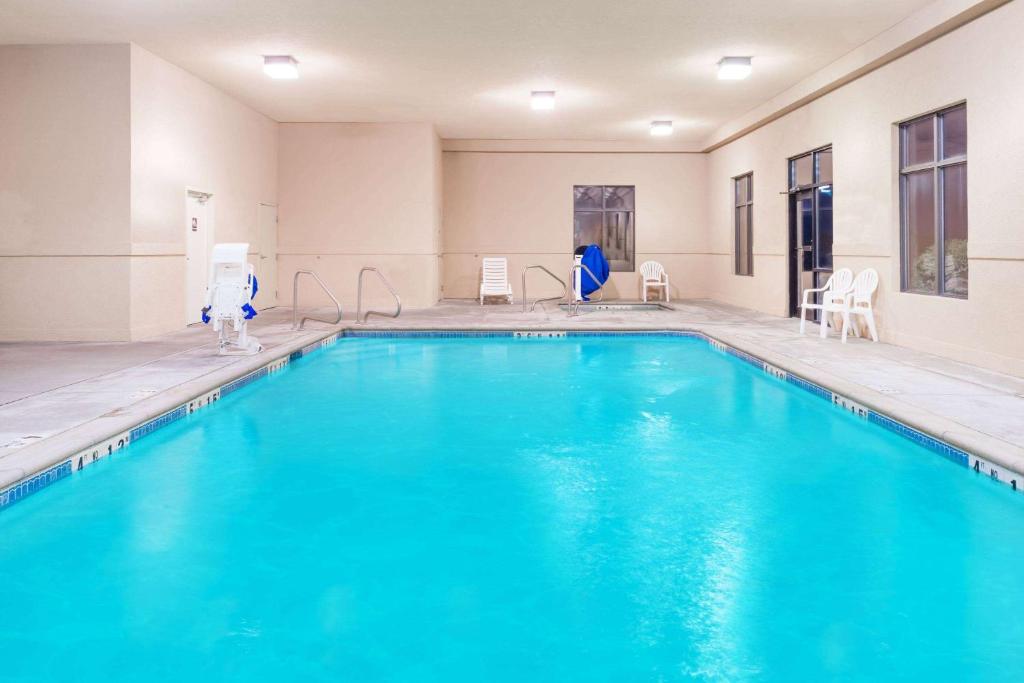 Super 8 by Wyndham Columbia East photo 2