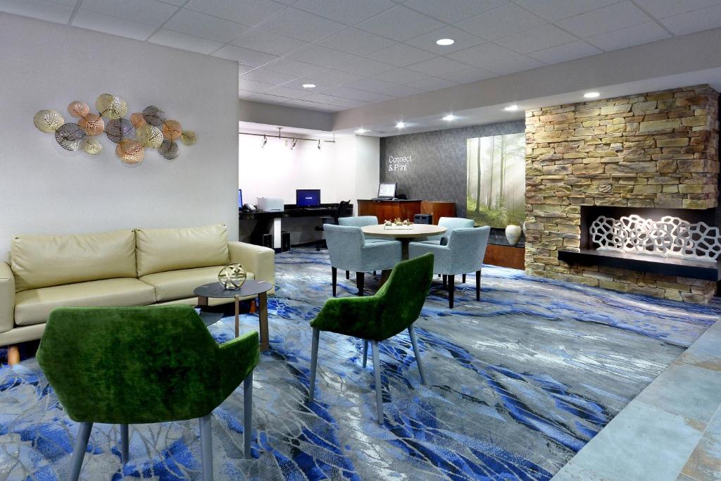 Fairfield Inn & Suites by Marriott Charlottesville North image