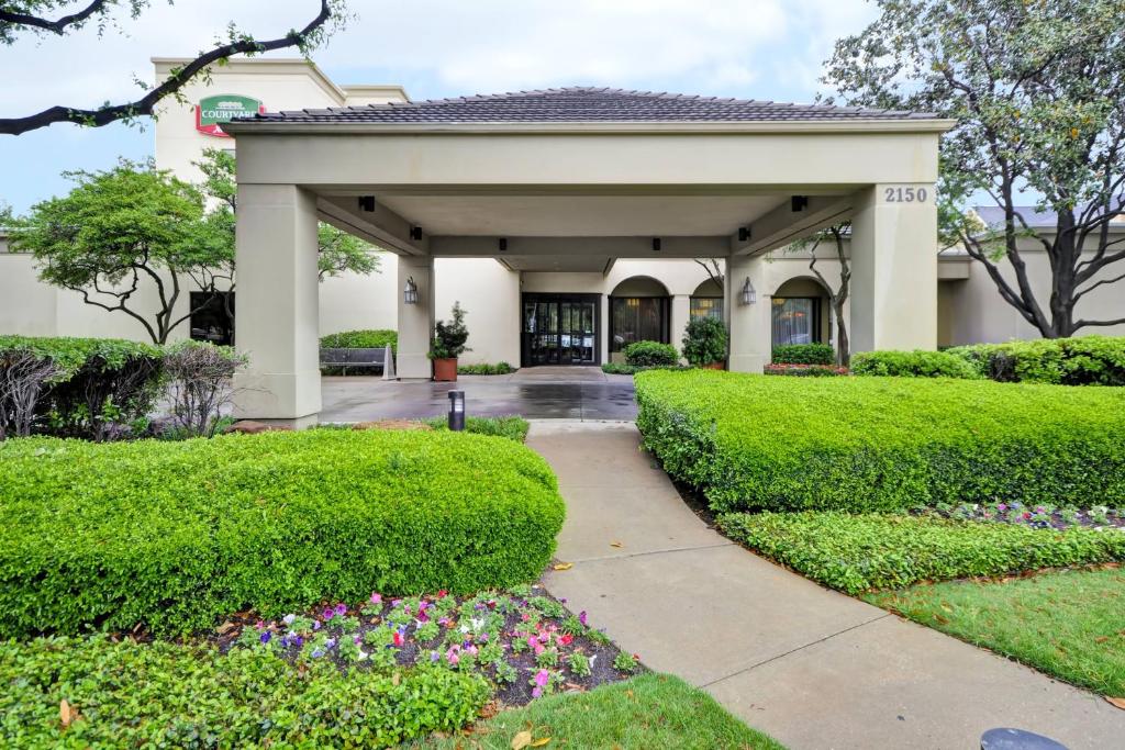 Courtyard Dallas Medical Market Center photo 1