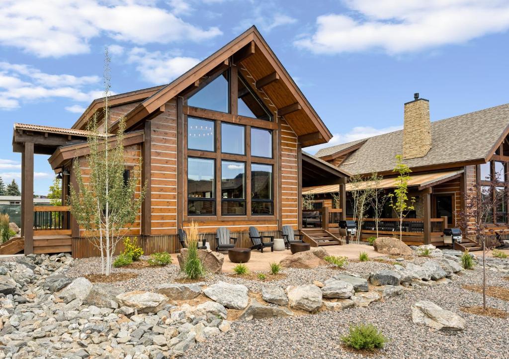 Elk Haven Lodge Two Large Patios Private Jacuzzi Indoor and Outdoor Fireplace image