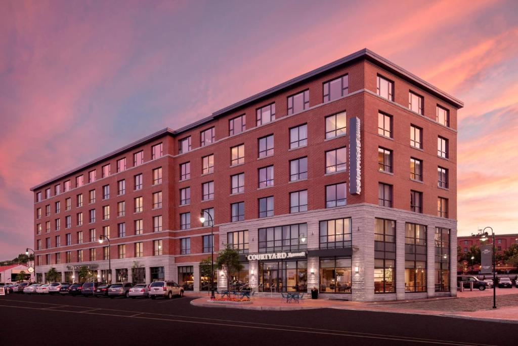 Courtyard Portland Downtown/Waterfront image
