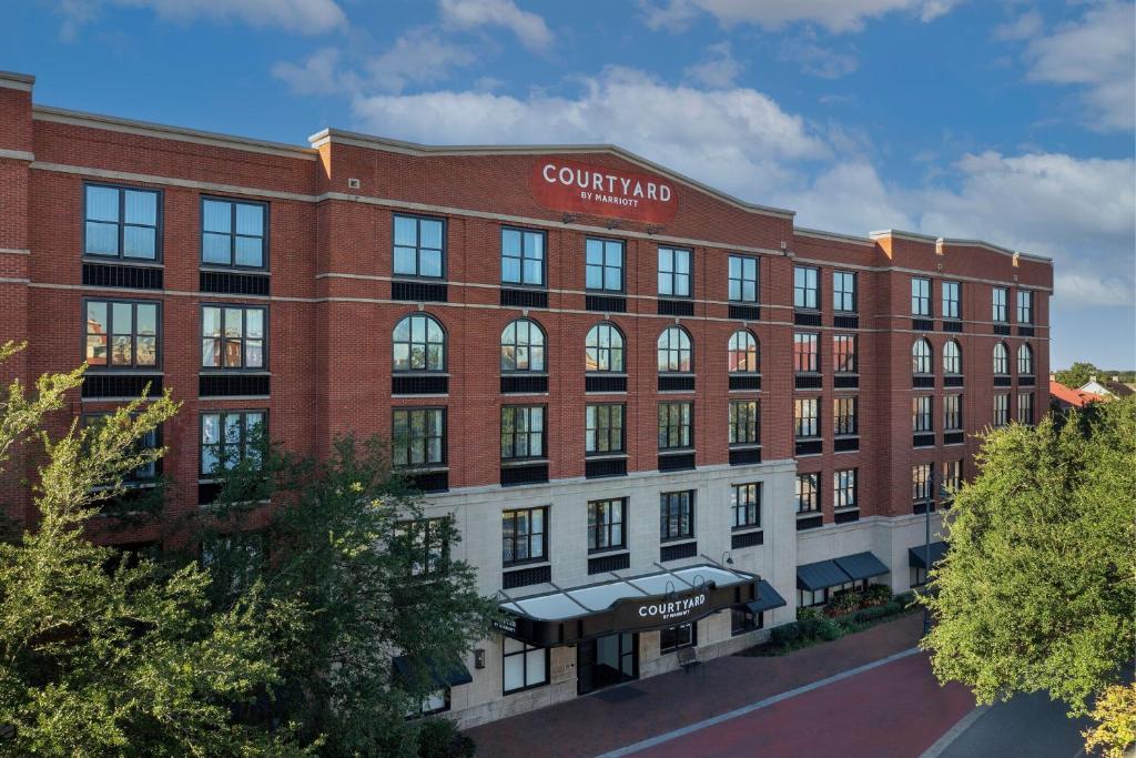 Courtyard by Marriott Savannah Downtown/Historic District image