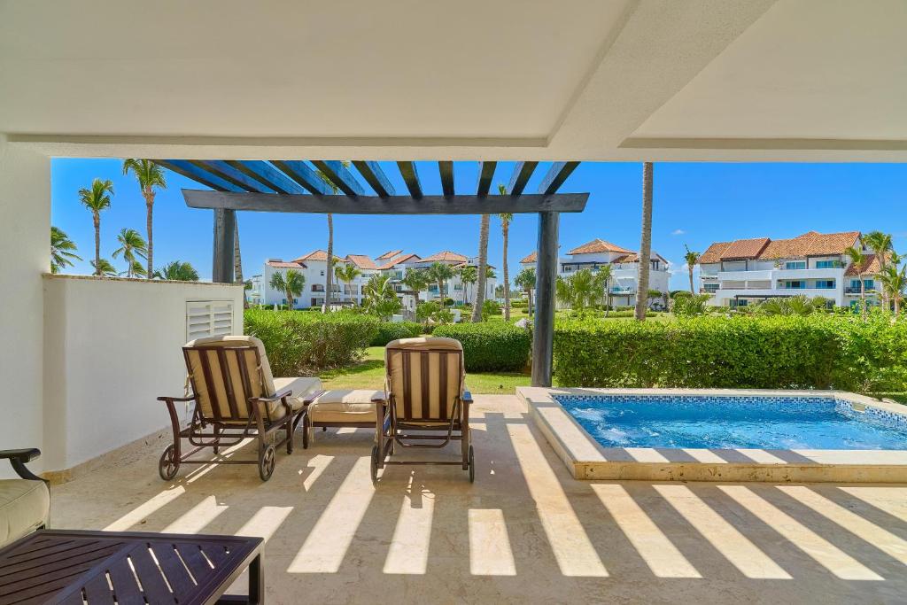 Relax Beach Condo W- Private Pool And Beach! photo 2
